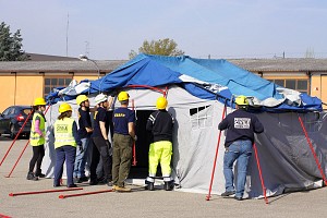 11/04/2015<br>Squadra montaggio tende e lavori al CLC