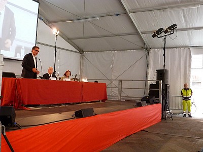 Foto 34 di 54